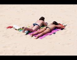 沙滩美女喊你吃瓜,沙滩美女邀你共享夏日美味瓜果时光