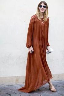 红色长裙美女吃瓜,夏日风情尽收眼底