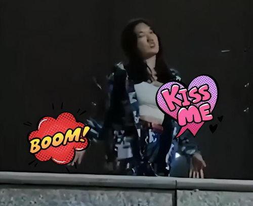 吃瓜军训女生跳舞,翩翩起舞展现青春风采