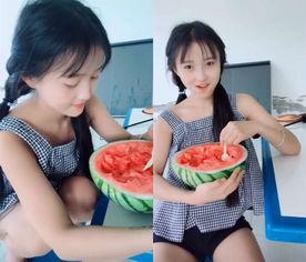 夏天吃瓜拍照复古,吃瓜拍照，留住夏天的甜蜜瞬间