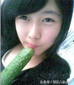 美女在吃瓜,美女品味独特美食瞬间